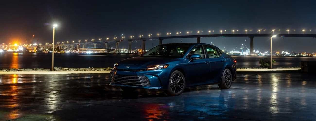 بنر نمای جلو تویوتا کمری 2026 نایت شیت آبی-سرمهای