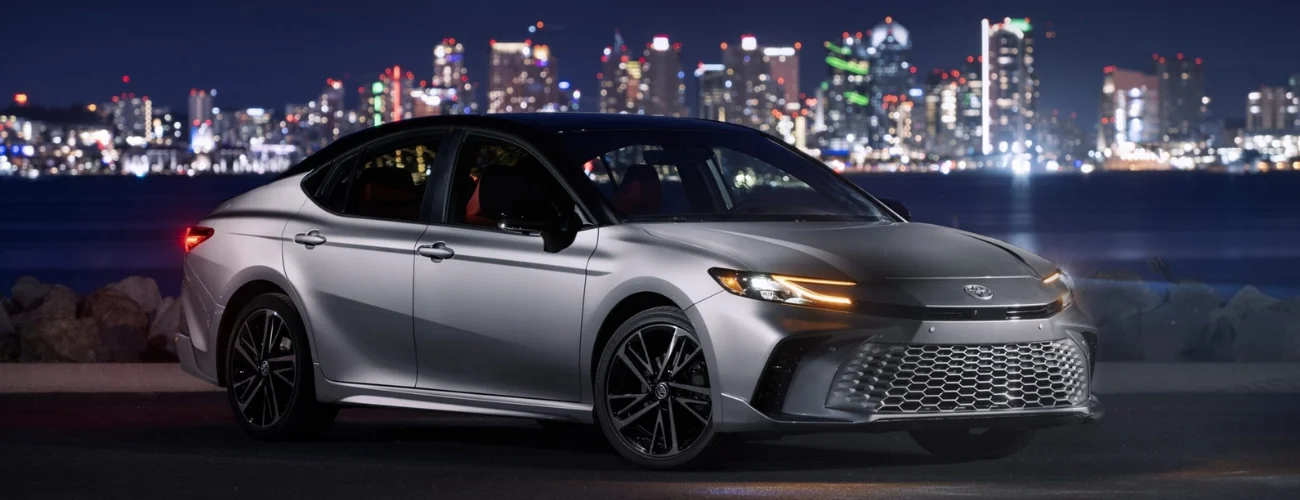 بنر نمای جذاب جلو تویوتا کمری نایت شید 2026 نقرهای