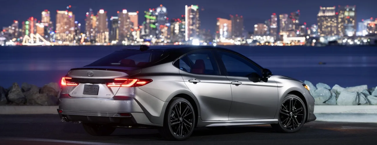 بنر نمای جذاب عقب تویوتا کمری نایت شید 2026 نقرهای